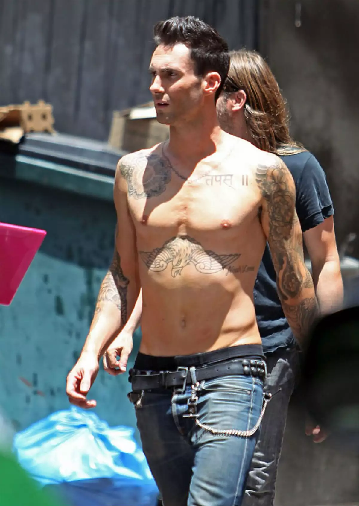 Si se trata de un concierto, Adam Levine dice fuera ropa para rockear con Maroon 5.