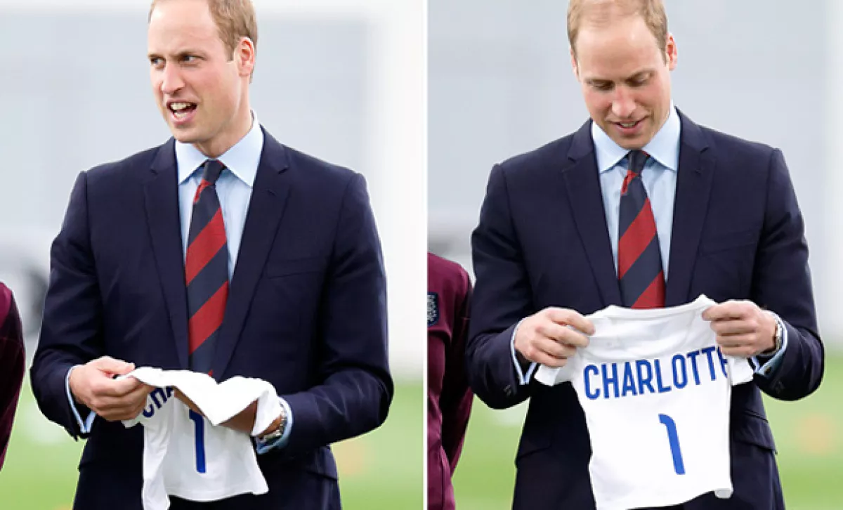 La bebé recibió su primera playera como parte del equipo femenil inglés de fúbol.