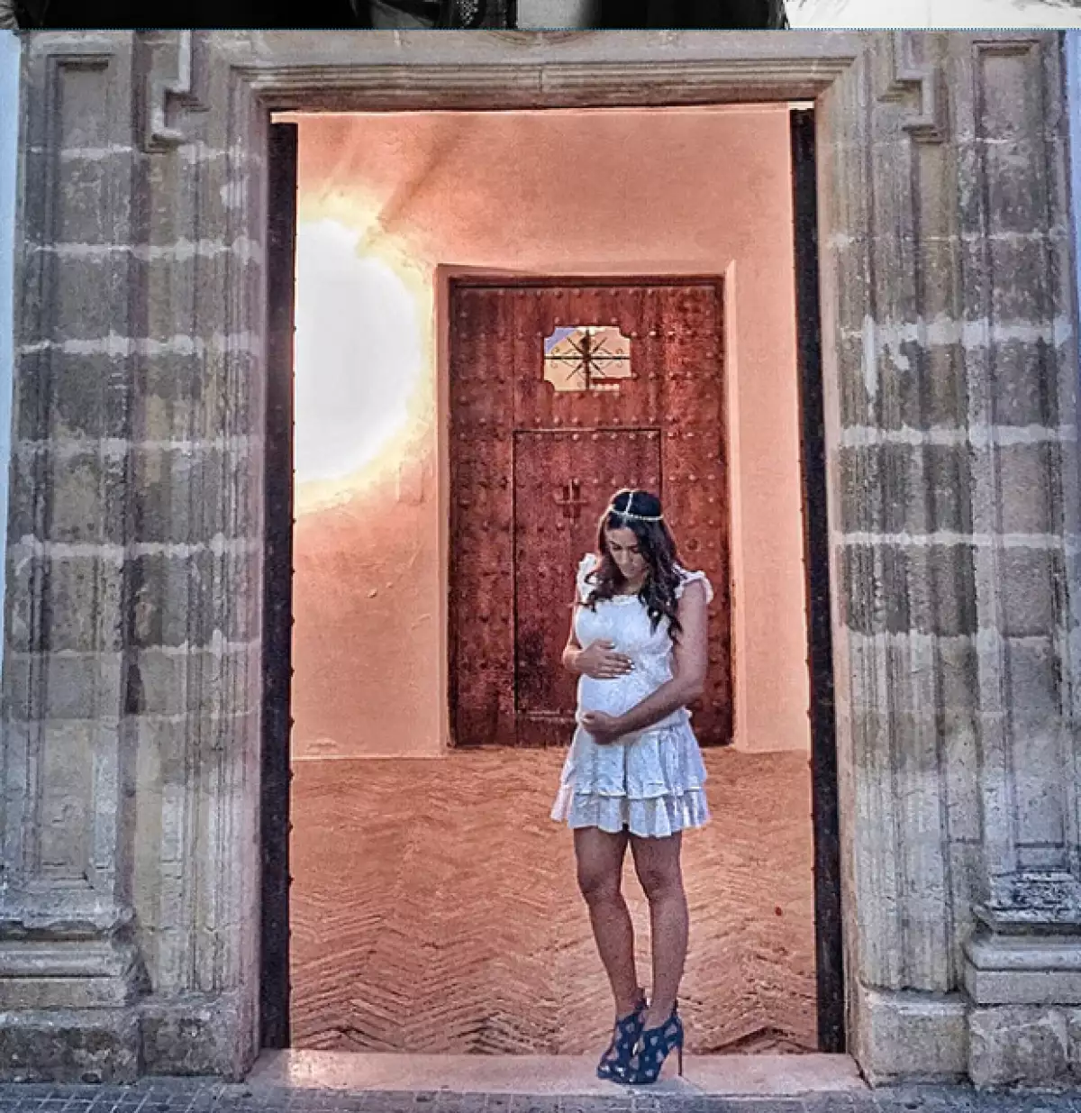 La comunicóloga luce un embarazo de más de tres meses.