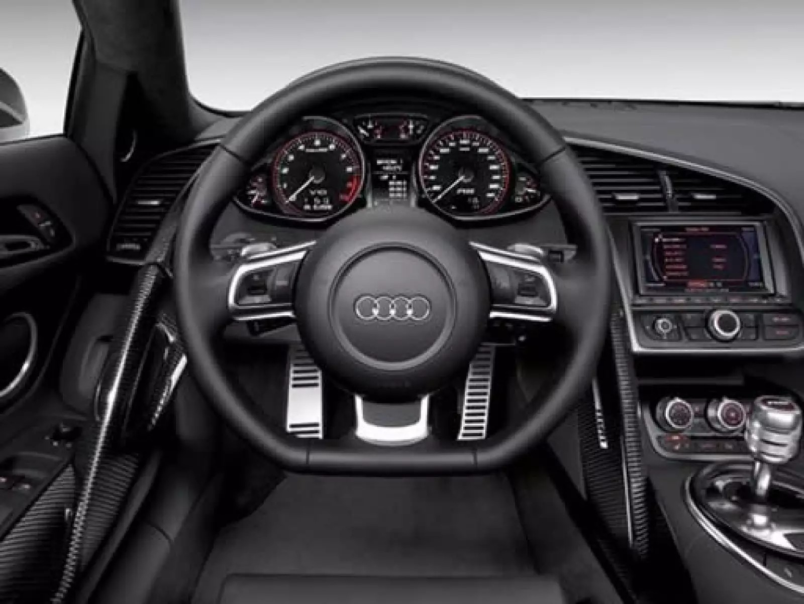 Cuenta con butacas calefaccionadas de cuero, sistema de información para el conductor, sistema de navegación y sistema de sonido Bang & Olufsen.