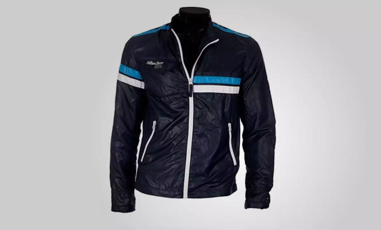 Un estilo más deportivo con esta chamarra de piel en color negro, con pinceladas de colores azules y blanco.