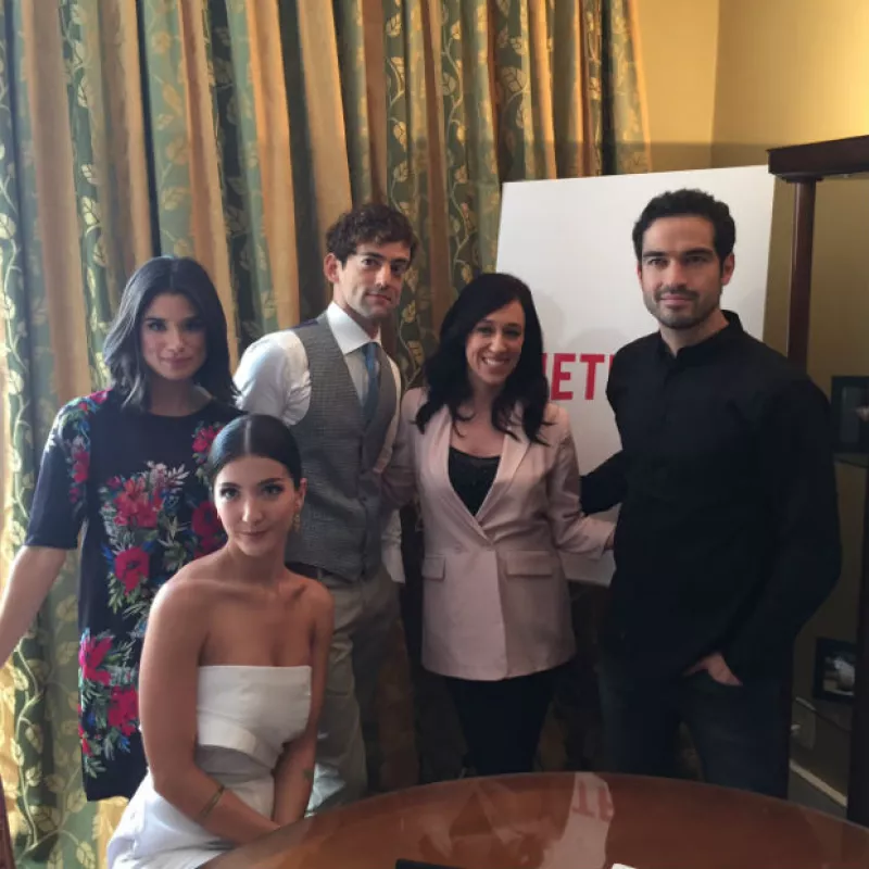 A pesar de encontrarse en entrevistas desde muy temprano, el trío de actores sabe cómo pasarla bien y se nota en su complicidad. Los tres presentan a la prensa sus nuevas series para Netflix.