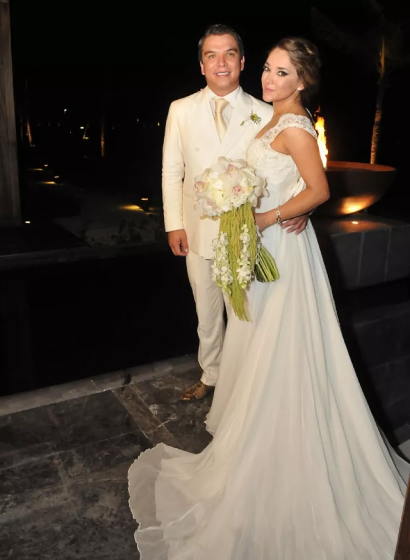 La novia supo conjugar frescura y elegancia, sin perder el sentido de la novia tradicional a pesar de que la boda se realizó en playa.