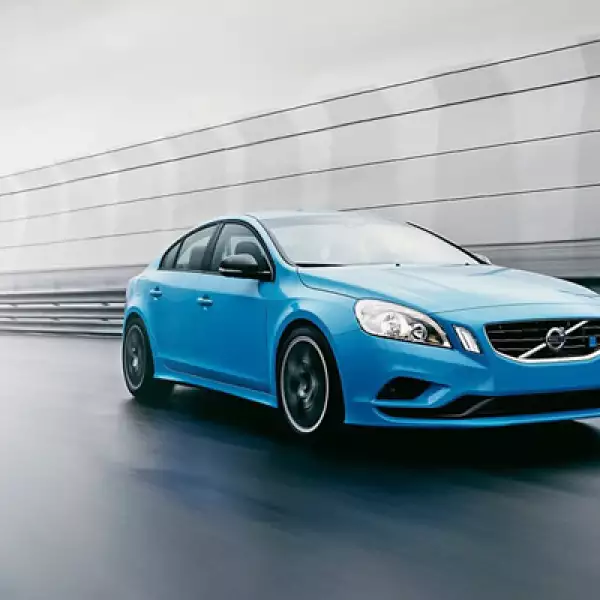 También suma las llantas de 19 pulgadas y pinzas de freno en color negro.