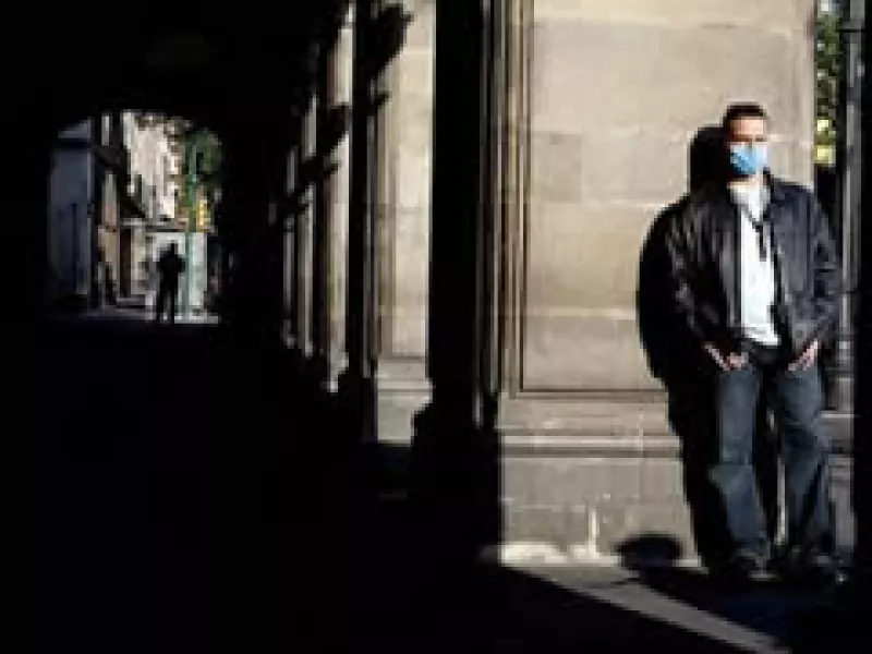 Ante la epidemia la gente que sale a las calles se protege con tapabocas.  (Foto: AP)