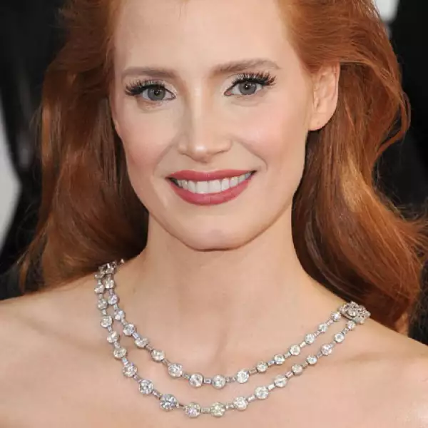 Durante los Golden Globes, la actriz lució un collar vintage de diamantes de Bulgari.