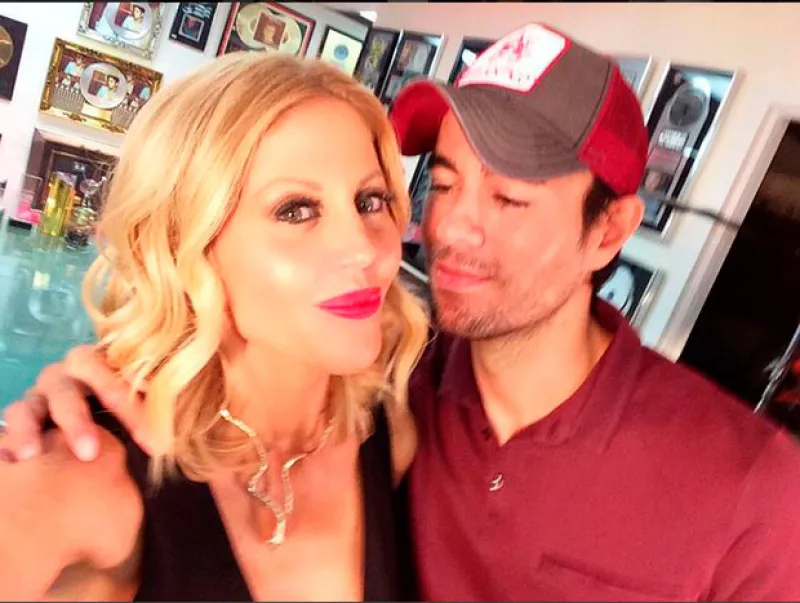 La fotografía compartida por la periodista Barbie Simons junto al cantante ha sorprendido a muchos por lo "cariñosos" que aparecen en ella.