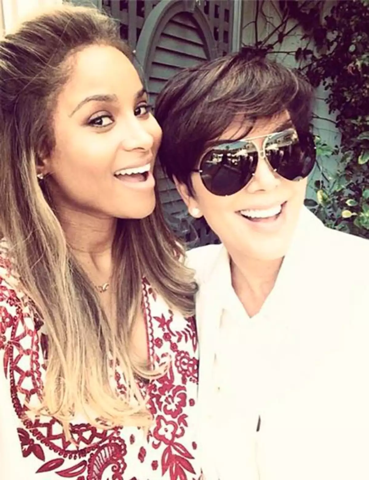 La socialité acompañó a la cantante en el festejo de bienvenida de su bebé. En la celebración también estuvieron presentes su amiga LaLa Anthony y su mamá, Kris Jenner.