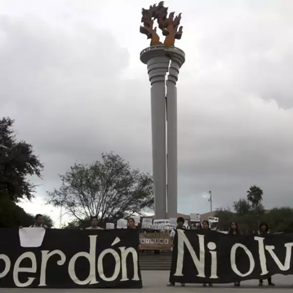 Estudiantes de la Universidad Autónoma de Nuevo León (UANL) se reunieron en la Flama de la Verdad en apoyo a los 43 estudiantes desaparecidos