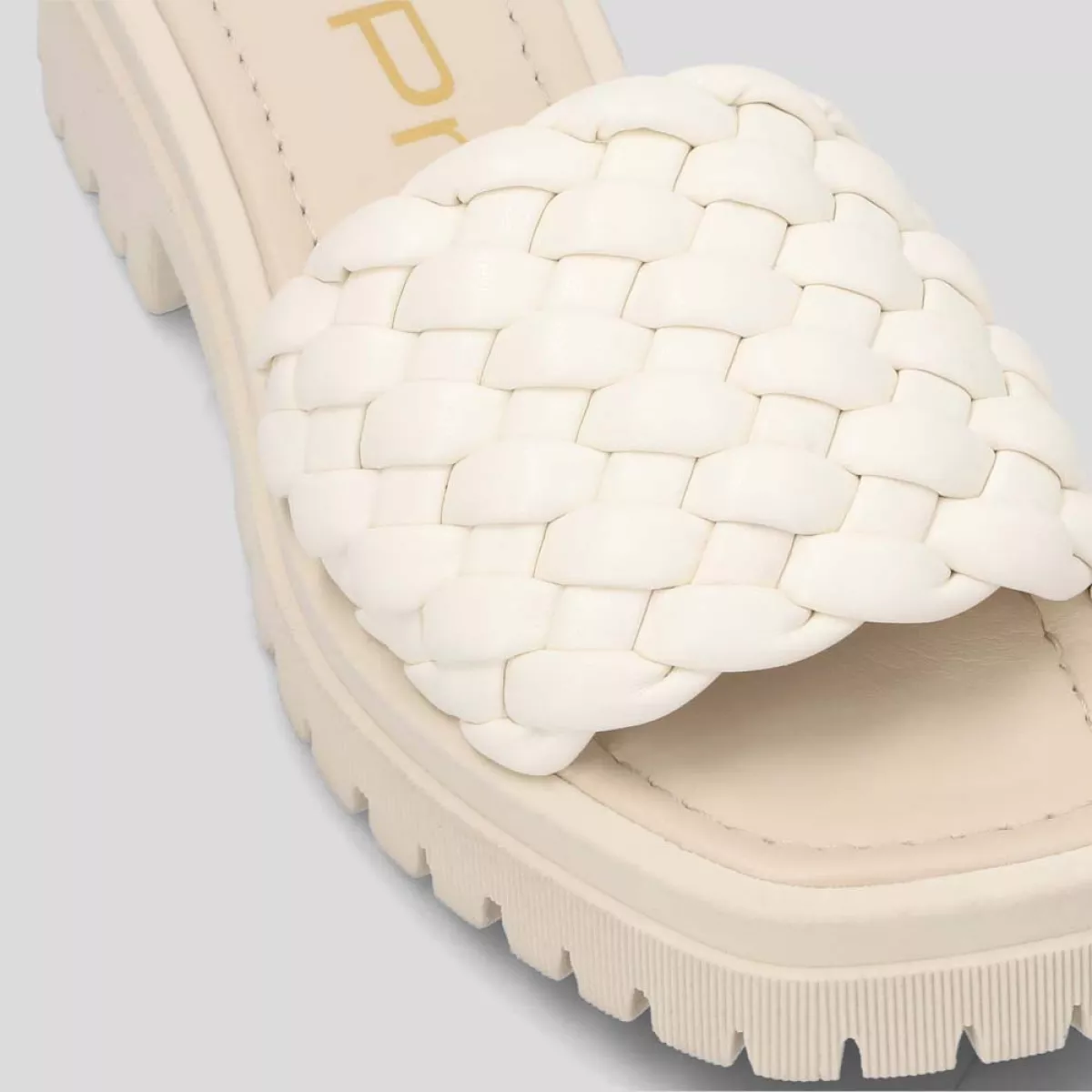 Las sandalias trenzadas pala son un 'must'