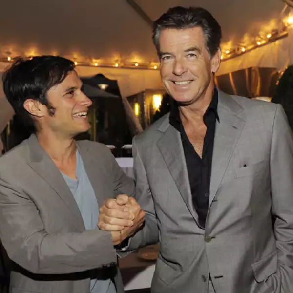 Gael García representó a México posando con Pierce Brosnan.