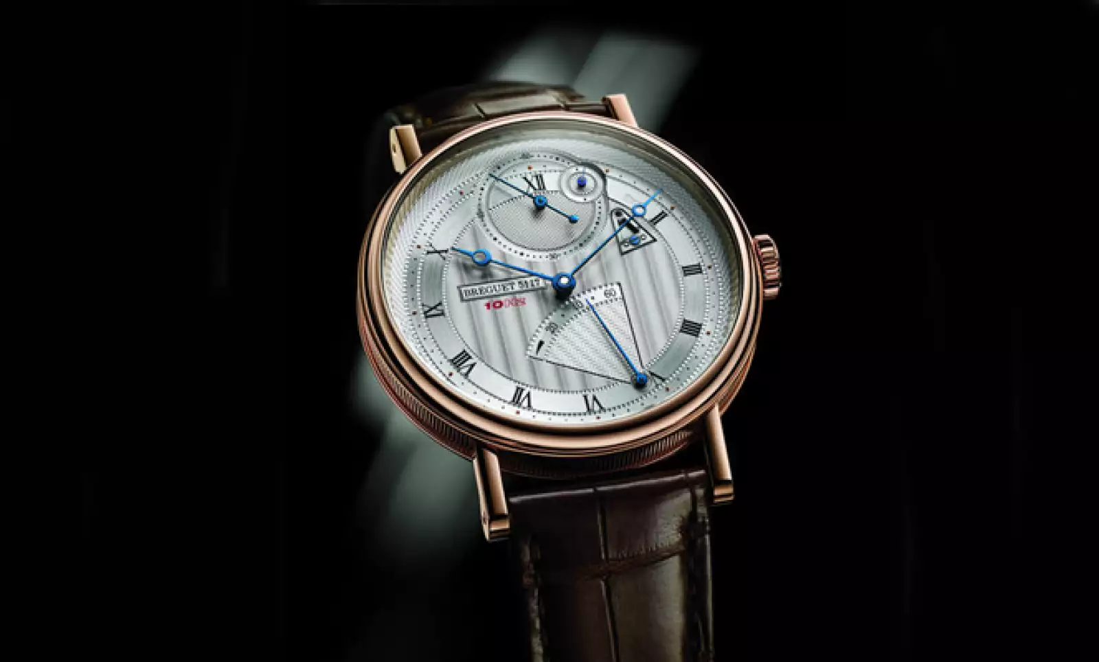 El 7727 cuenta con un calibre 574 DR, que late a una elevadísima frecuencia de 10 hz; es decir, que oscila 72,000 veces por hora. Por el lado estético, destaca la caja de oro rosa de 18 quilates así como su carátula decorada estilo guilloché.