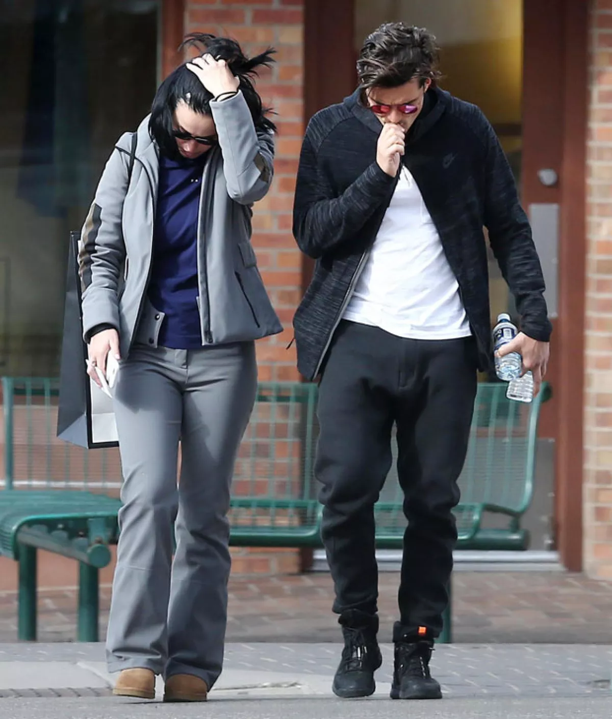 Los dos famosos trataron de ocultar su identidad al darse cuenta que eran fotografiados.