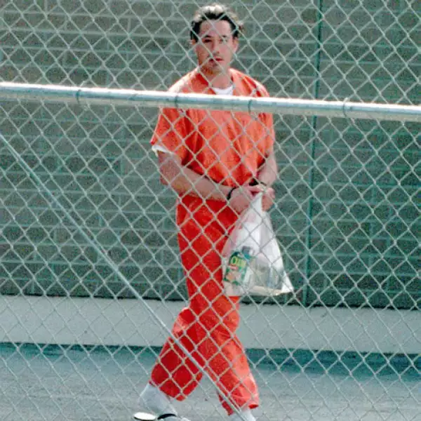 Sobre su adicción declaró: `Es como tener un arma cargada, en la boca y el dedo en el gatillo, sabes que en cualquier momento se va a disparar pero te gusta el sabor del metal del arma en tu boca´.