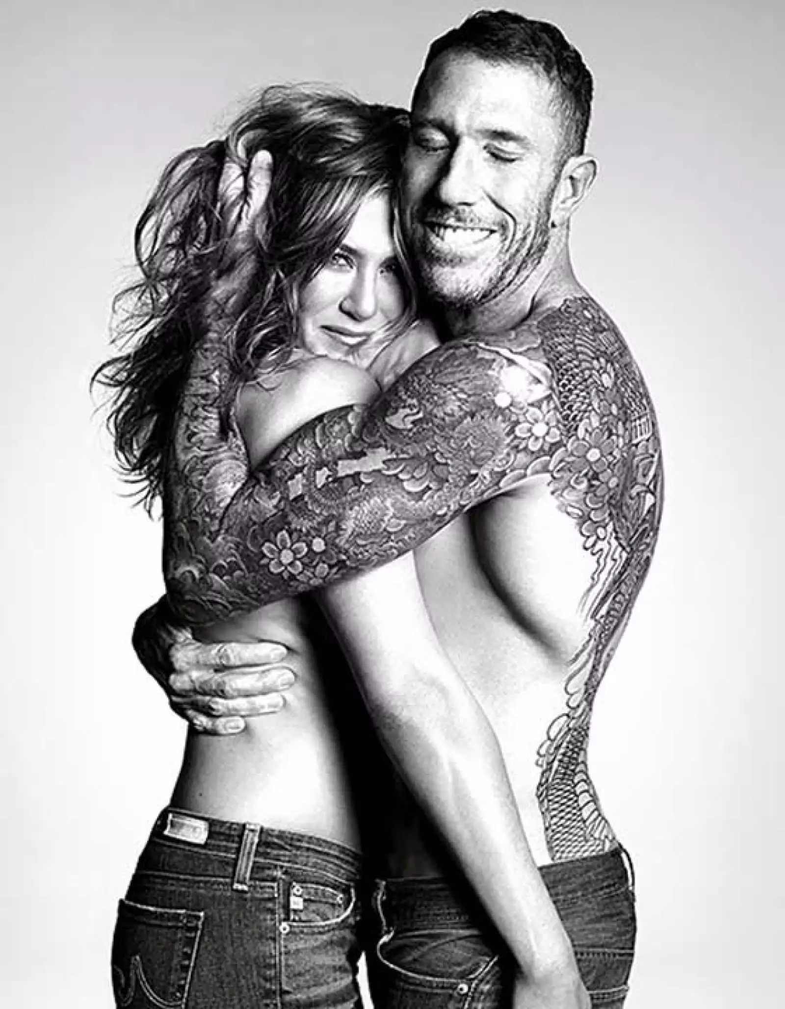 A sus 45 años, Jennifer Aniston posó topless para la revista Allure, en la cual sin ninguna pena, dejó ver su esbelta figura.