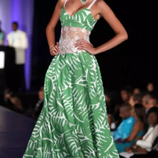 Senem Kuyucuoglu, de Turquía, en un vestido verde de amplia falda en el que el toque llamativo fue la parte del viente, confeccionada en encaje blanco.