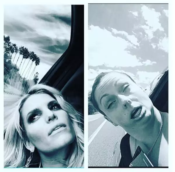 Todo comenzó porque su hermana le mandó fotografías de personajes famosos, por lo que ella decidió imitarlos pero de manera hilarante.