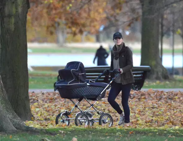 Cuando el príncipe George nació, Kate lo llevó por los jardines de Kensington para disfrutar de un tiempo entre madre e hijo.