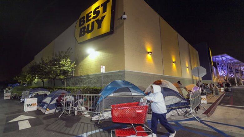 Los clientes de Best Buy acamparon desde un día antes para ser los primeros en entrar a las tiendas.