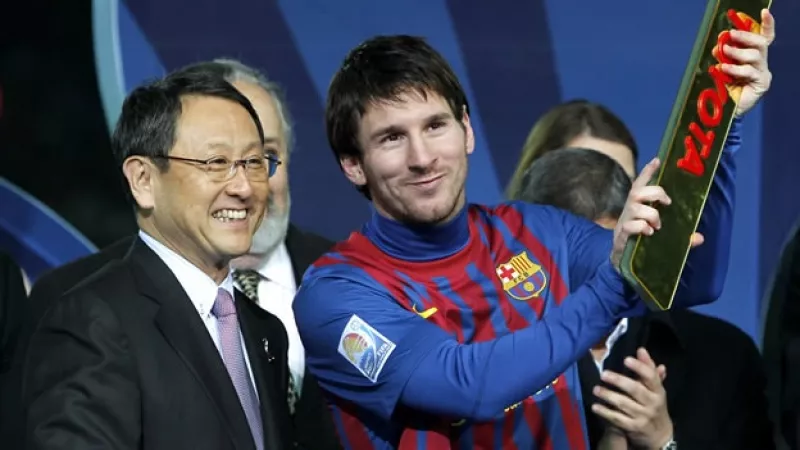 Lionel Messi recibe un auto en el Mundial de Clubes