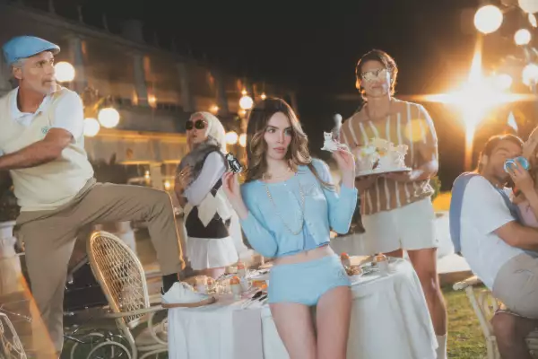 Belinda en su video de ‘Heterocromía’