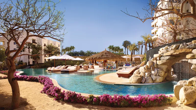 Foto del hotel Rosewood Resort de Los Cabos en su zona de playa, alberca e interiores de habitaciones.