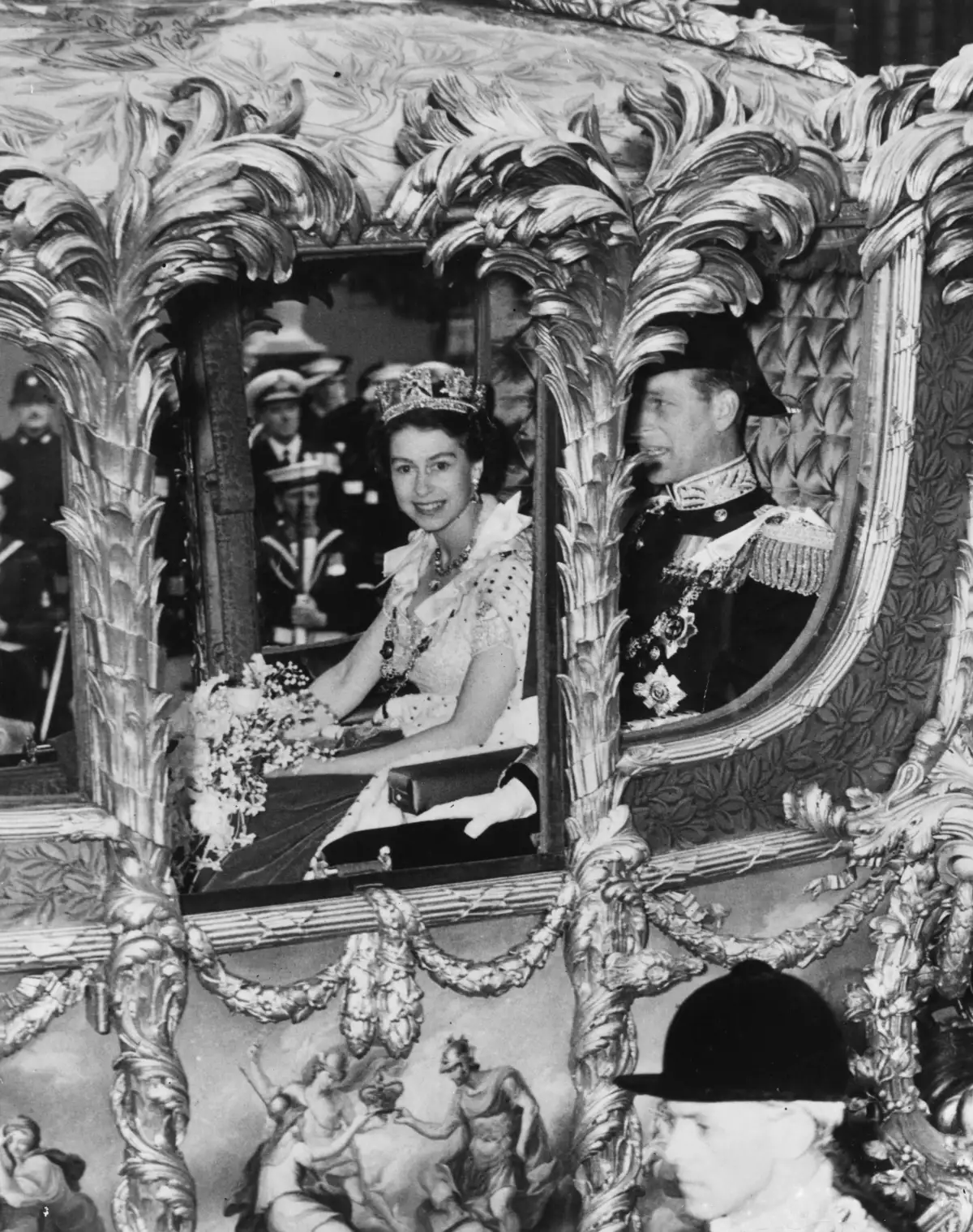 Isabel II en el Coronation Coach