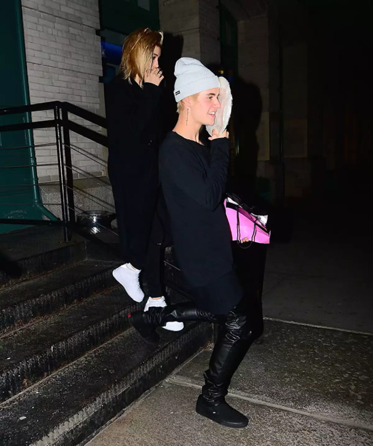 Los amigos salieron a cenar a un restaurante en Nueva York.