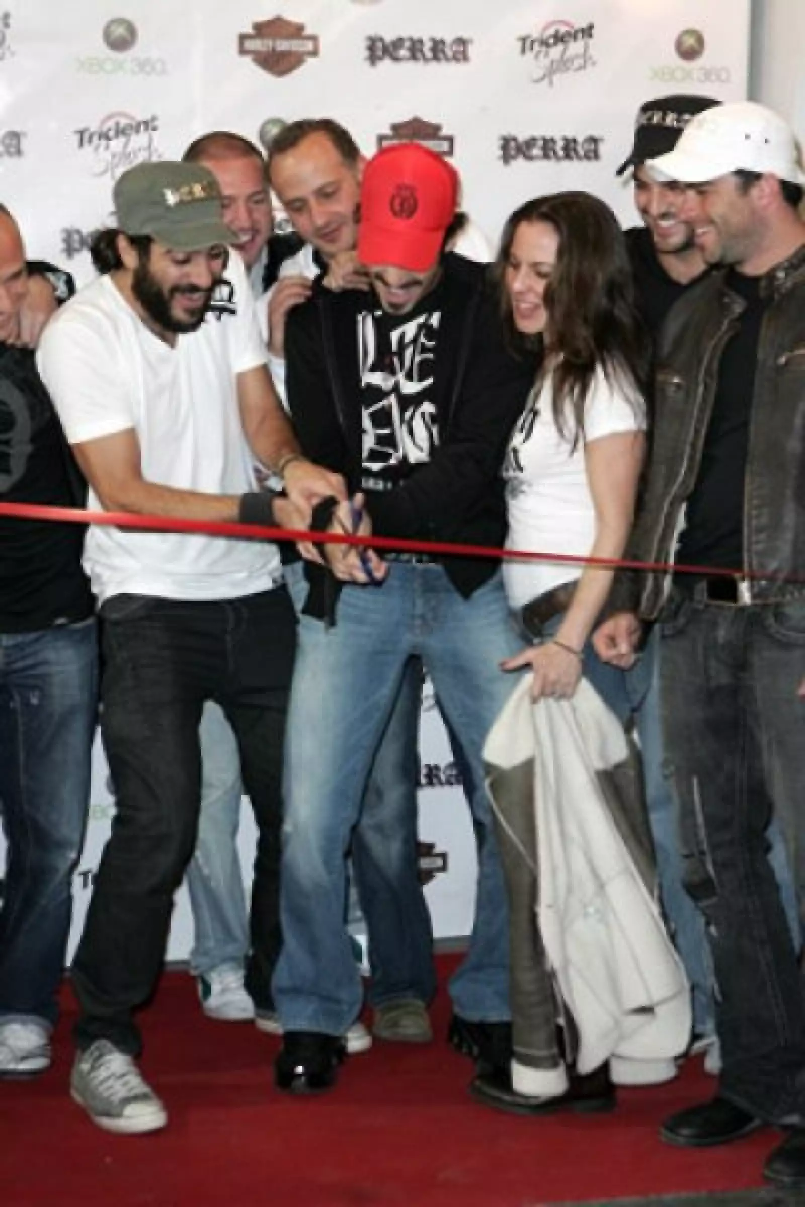 Aarón estuvo acompañado de varios amigos, quienes se divirtieron mucho a la hora de cortar el listón.