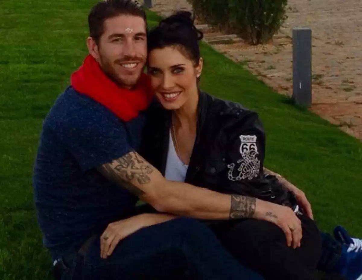 La presentadora y el futbolista hiceron este martes el feliz anuncio a través de sus cuentas de Twitter y compartieron una romántica fotografía.