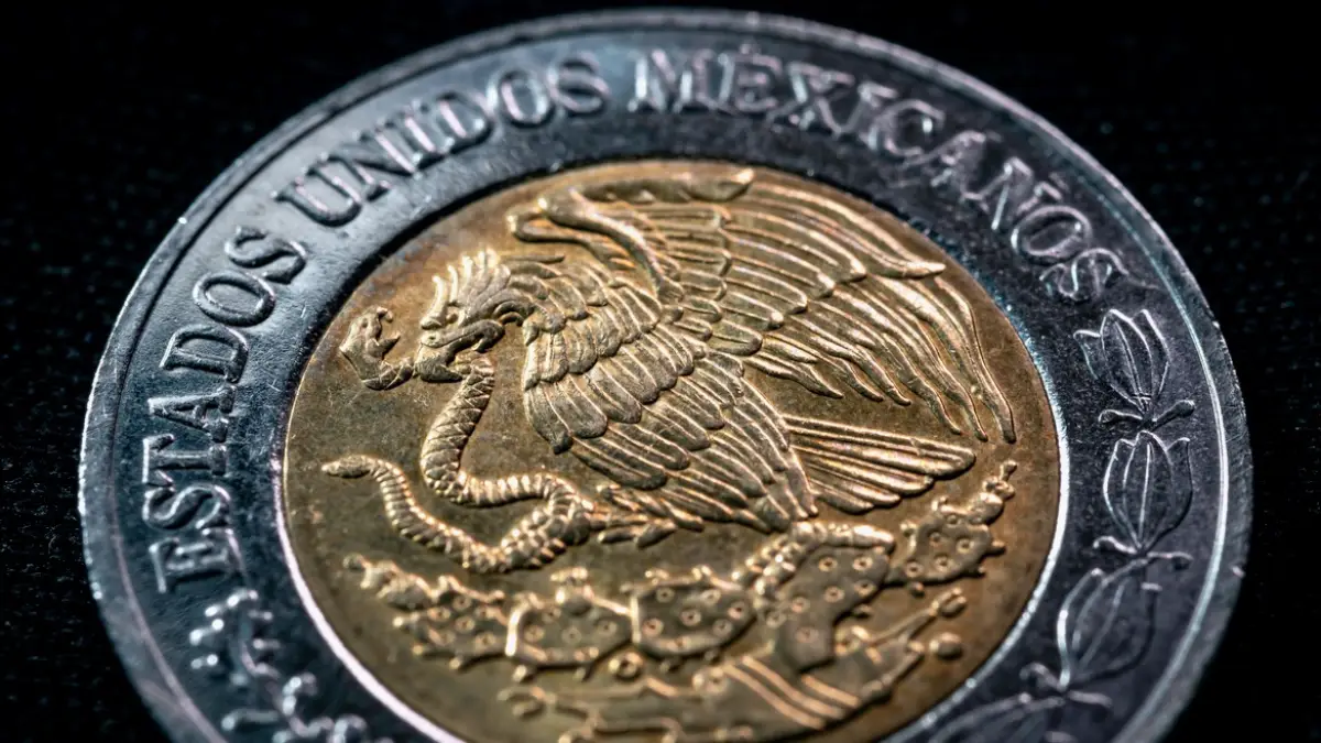 Peso cierra ganando 2% frente al dólar
