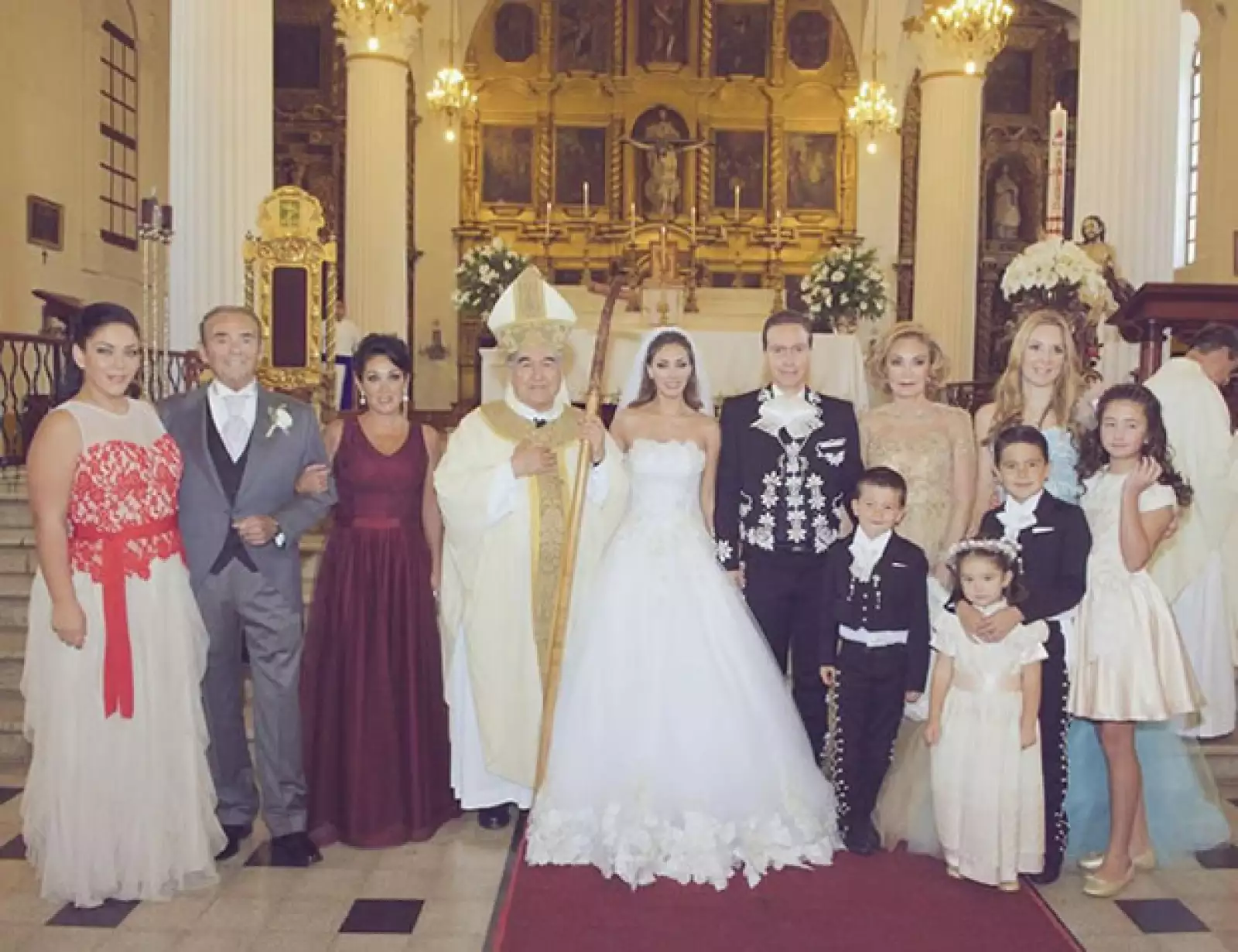Toda la familia de los novios posó dentro de la iglesia junto a Monseñor Felipe Arizmendi.