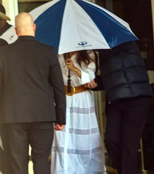 Paloma Cuevas llega escoltada por guardaespaldas a Buenos Aires