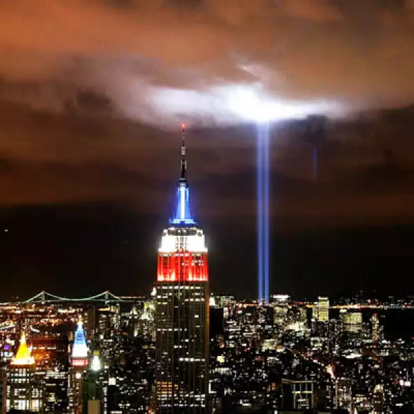 En el espacio donde estaban las Torres, se lanzan dos haces de luz al cielo para recordar su silueta.