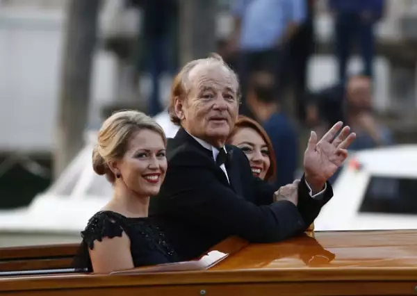 Bill Murray llegó acompañado de dos bellas mujeres.