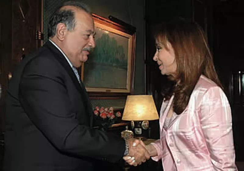 Apretón de negocios; Carlos Slim y la presidenta de Argentina, Cristina Fernández de Kirchner. El magnate espera estrechar sus lazos de negocios.  (Foto: Reuters)