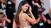 Kendall Jenner posando en el Festival de Venecia.