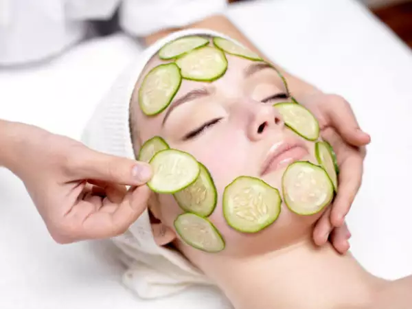 Dependiendo de los ingredientes que contenga tu mascarilla, puede ayudar a tu rostro a combatir ya sean granitos, arrugas, resequedad o cualquier malestar por el que pueda estar pasando tu piel.