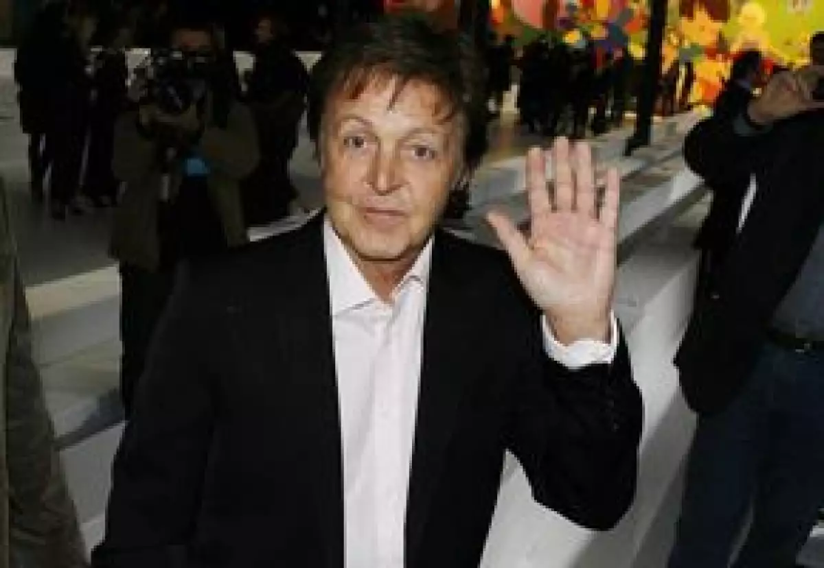 El ex Beatle arribó la tarde del miércoles, acompañado de una mujer, a la terminal aérea de este balneario y fue conducido a un punto no precisado, en medio de un dispositivo de seguridad.
