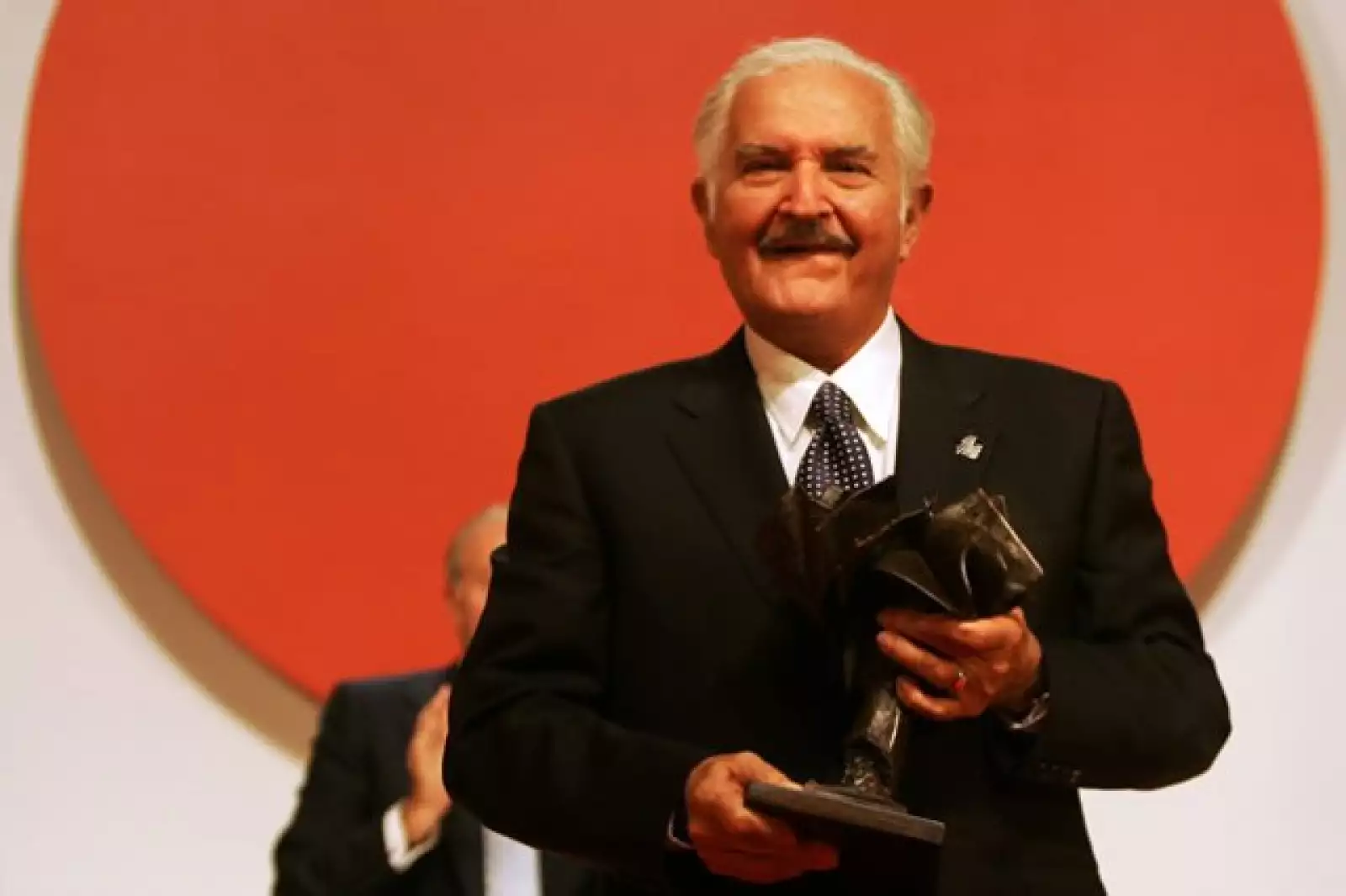 Carlos Fuentes desoués de recibir el Premio Don Quijote de la mancha de manos del Rey de España.