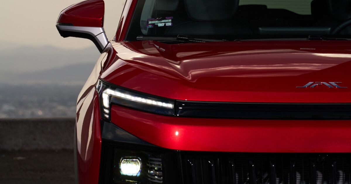 JAC 4 SE RENUEVA: OFENSIVA CHINA BUSCA SEDANES CON SUV DE 369 MIL PESOS