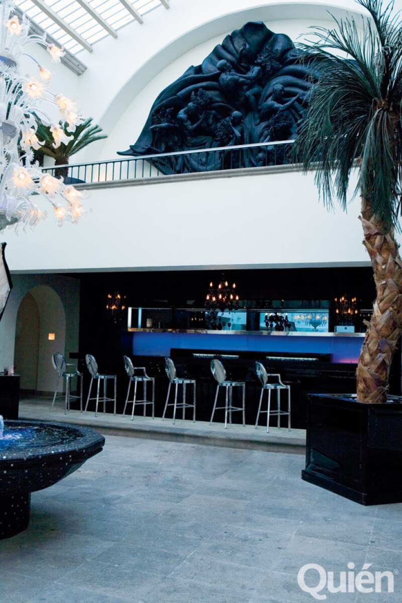 El bar es del diseñador Philippe Starck. Arriba una escultura de Anuar Maauad.