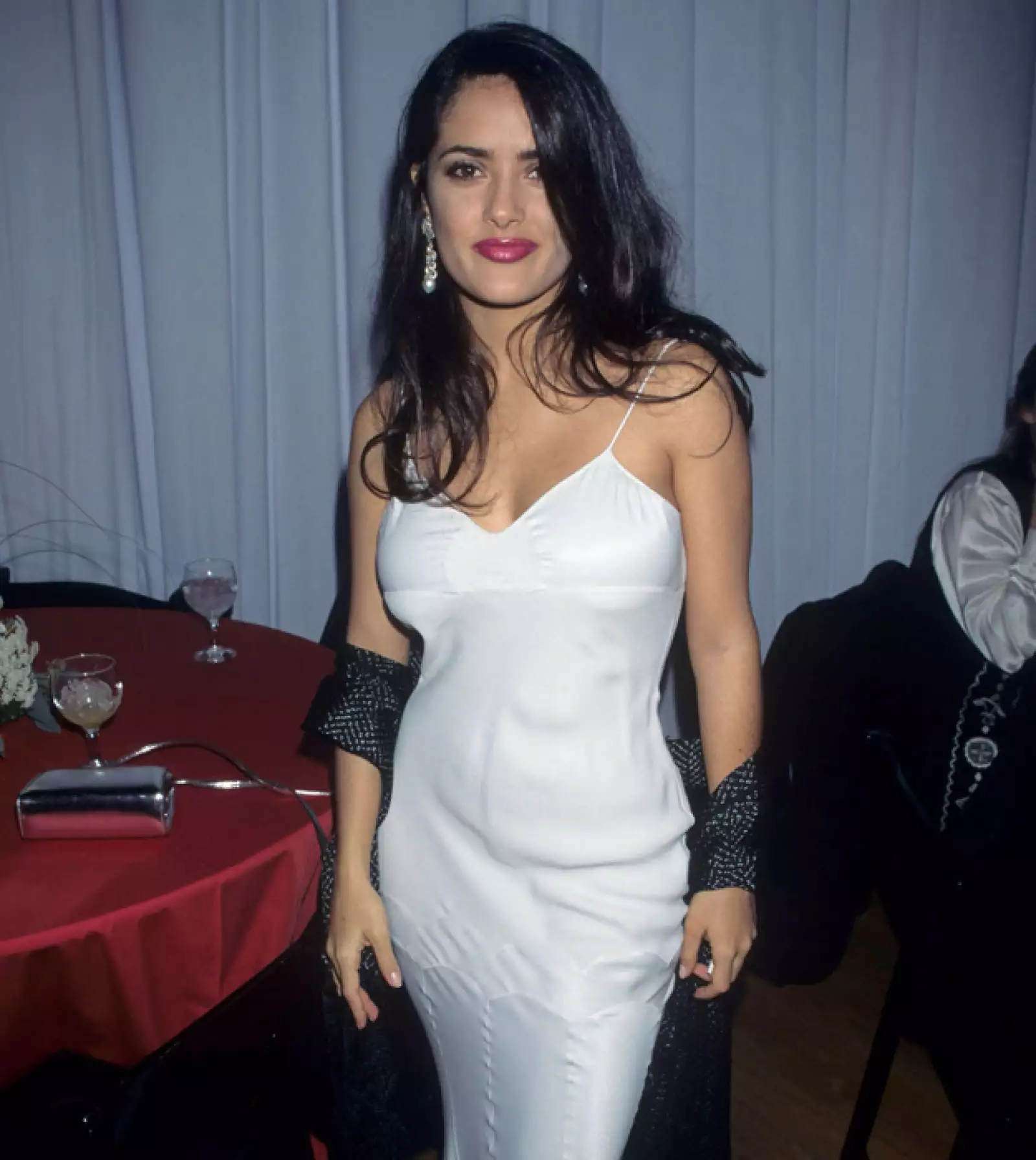 Así lucía Salma Hayek a sus 29 años de edad. Hoy tiene 48 y ha pulido su estilo muy notablemente.
