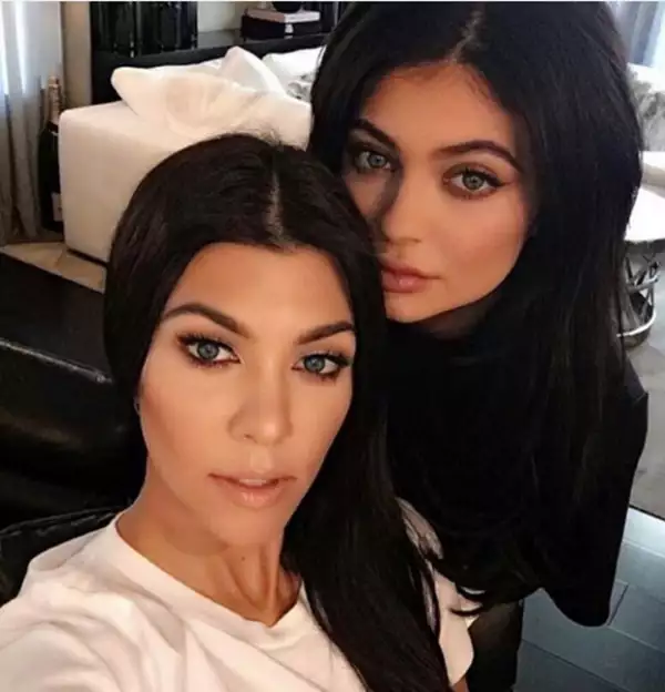 Kourtney y Kylie sorprendieron con esta selfie en la que lucen un color diferente en sus ojos.