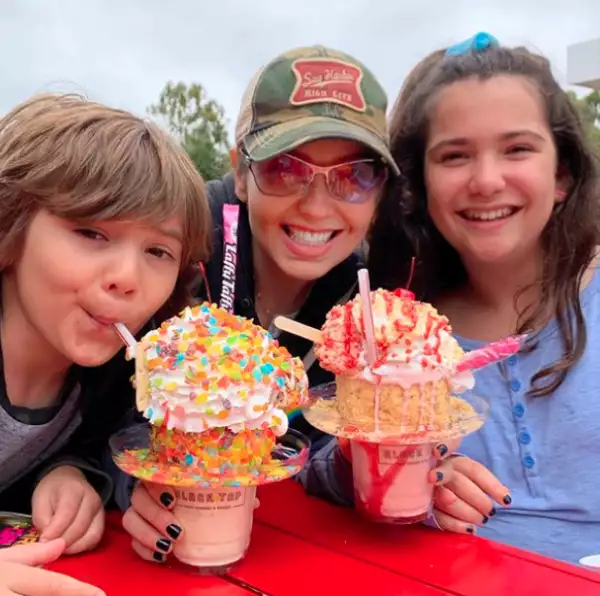 Thalía y sus hijos