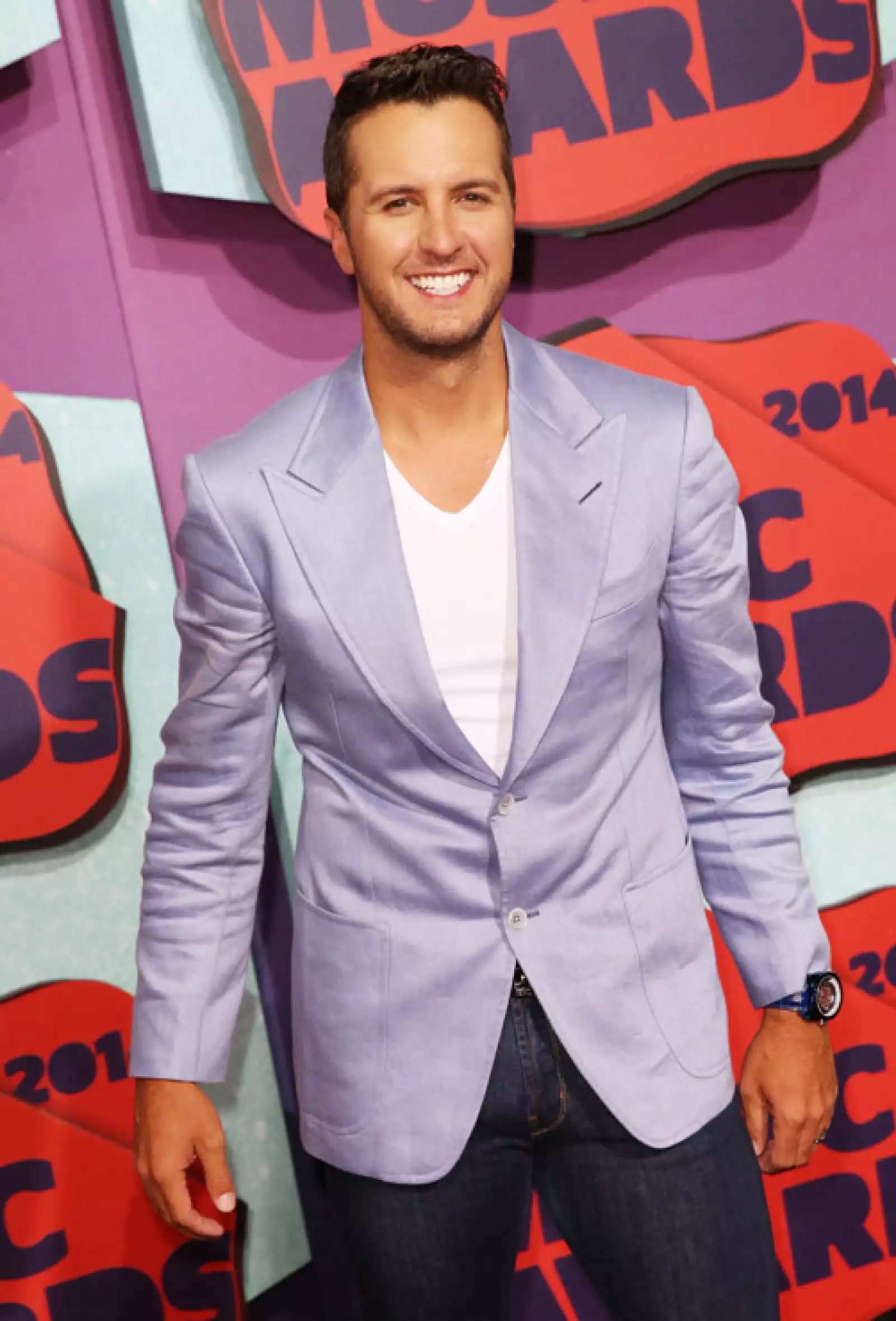 Luke Bryan tiene 37 años y dos hijos, pero aún es correcto fantasear con escuchar al oído una balada country cantada por él.