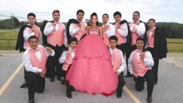 Aunque se vistió de Gimabattista Valli, la cantante no se escapó del humor de los usuarios de Internet, quienes opinaron que más bien parecía festejar su fiesta de quinceaños durante la ceremonia.