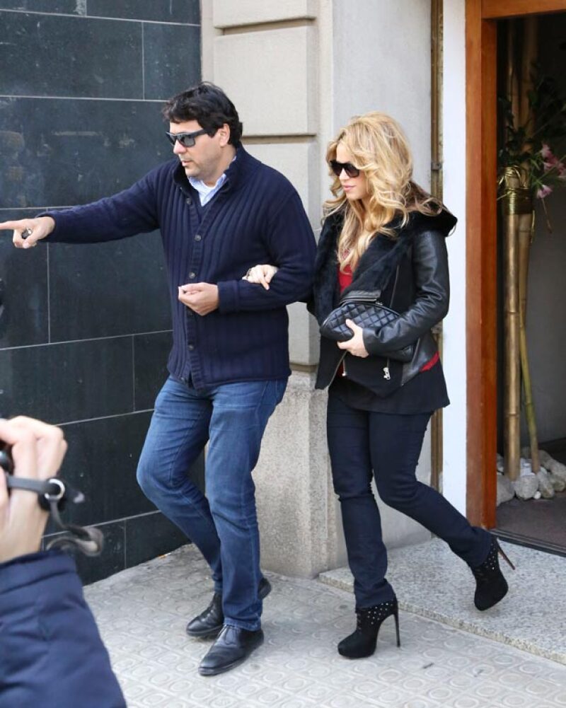 Shakira salió de un restaurante y dejó lucir su delgada figura, la cual apenas se está recuperando tras el embarazo.