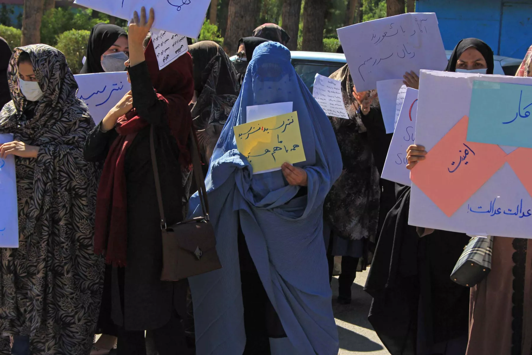 Mujeres afganas, con velo e incluso con burka, forman parte de una protesta en Herat, Afganistán el 2 de septiembre.