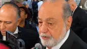 Cara del empresario Carlos Slim de frente a microfonos.png